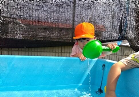 1歳児　りす組「水遊び」