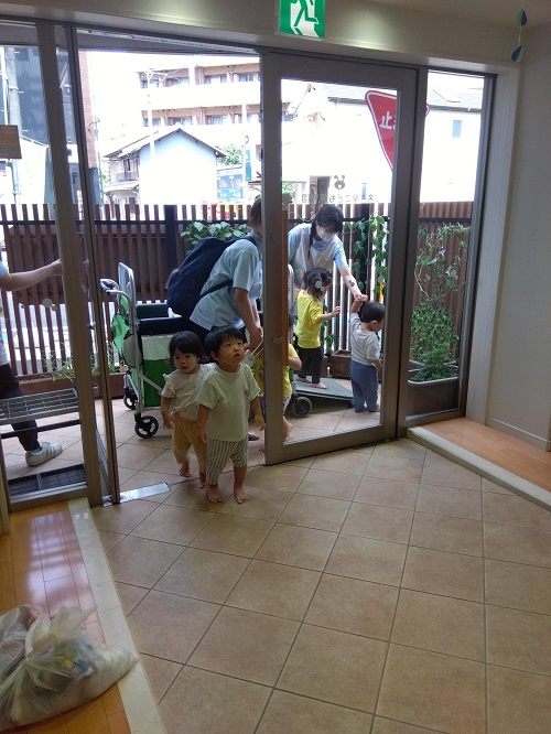 0,1歳児の子どもたちは保育士が迅速に外へと避難させていました。
普段から災害が起きた時のことを想定して訓練を行っていきます。
