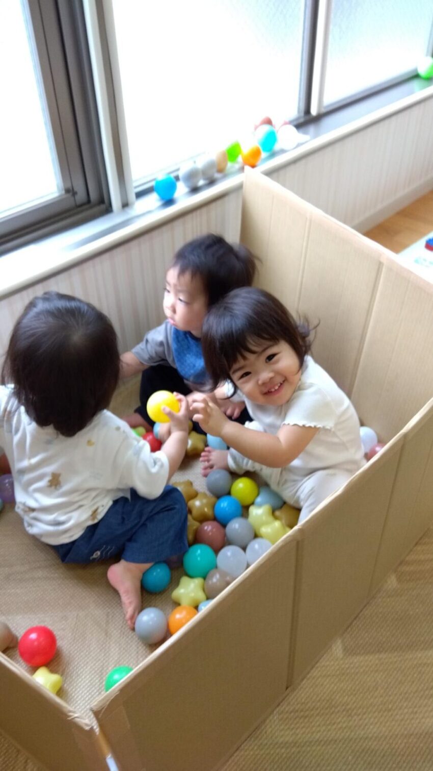 猛暑が続き、日中は涼しい室内で過ごしている日も多くあります。
先日、保育室ではボール遊びをしました🌸
少し高いところに養生テープを貼ってボールをペタリとはると子どもたちは両手いっぱいにのばしてボールをとろうと頑張っていました😊服の上にもぺたぺた💕
沢山あるボールを高いところからザバー🙌様々な遊びを展開させて楽しみました😆
