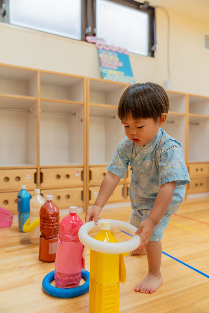 輪投げをそっと乗せるのも1歳児さんならではの姿でとても可愛かったです。
市ヶ谷保育園では普段の保育でも子どもたちがやりたいことを十分にしているので
自分が楽しめる方法で遊んでいます。