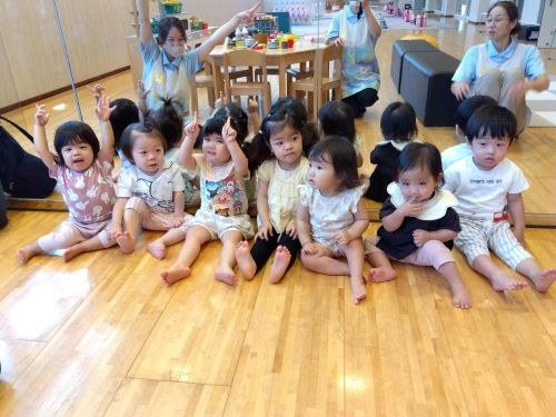 夏祭りイベントに参加しました✨
各クラスで移動して射的、プラバン作り、サイバーホイール、おもちゃの遊び場などで遊びました🙌
またひとつ、夏の思い出が増えました🎆