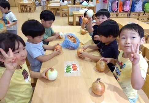 ３歳児　うさぎ組　「お給食のおてつだい」