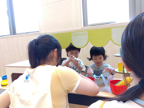 広い室内にはおままごとコーナーや工具遊びなどがあり、学生とのやりとりを通してごっこ遊びをしました🙌
一人ひとりが好きなおもちゃを手にとって、お友だちや個々でやりたいことをして自由に過ごしました😊