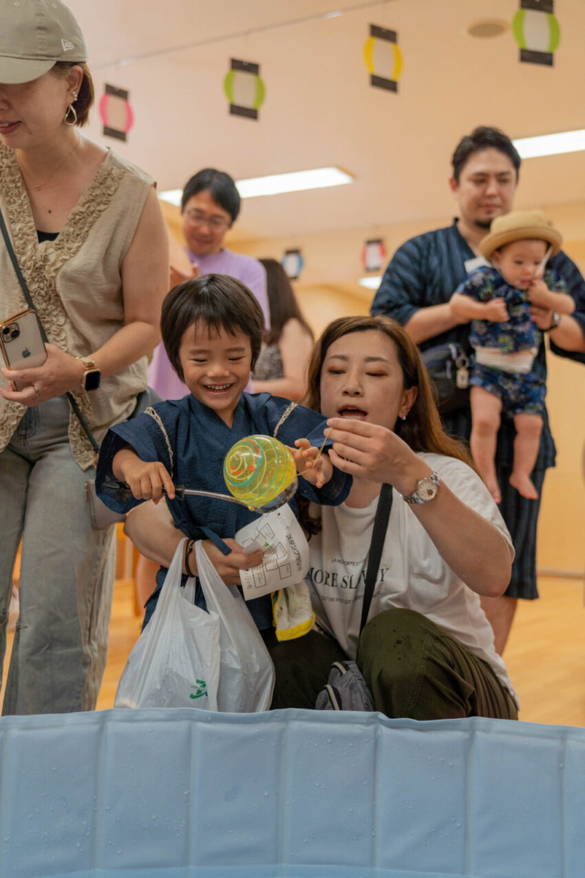 保護者の方と思い切り、園の空間で楽しめるひとときが子どもたちには特別の瞬間だったようです。
楽しい夏の思い出になったかな?