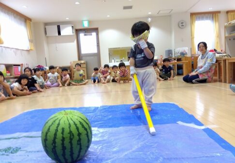2歳児　ぱんだ組　「スイカ割りをしたよ」