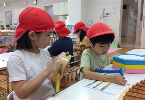 ５歳児クラス　楽器遊びの様子