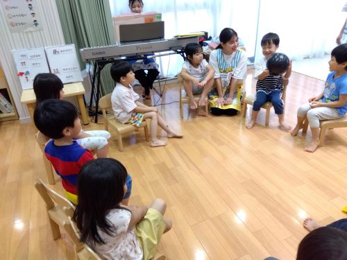 名古屋医療秘書福祉＆IT専門学校の学生による活動が行われました🙌

授業の一環で事前に計画をして準備を進めてきた内容を、実際に子どもたちとのふれあいを通して楽しい遊びをしています🎉

