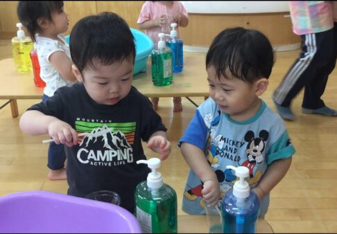 １歳児クラス　「色水遊び☆」