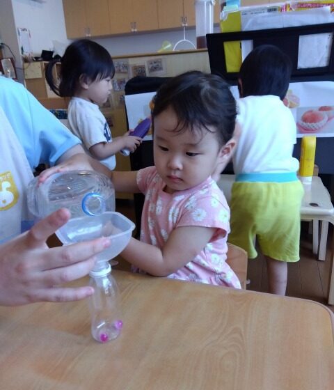 “水のりと水を混ぜた液を入れます”