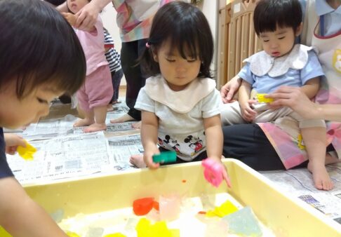 1歳児　りす組　「寒天遊び」