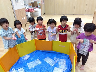 3歳児　氷・泡遊びをしたよ！