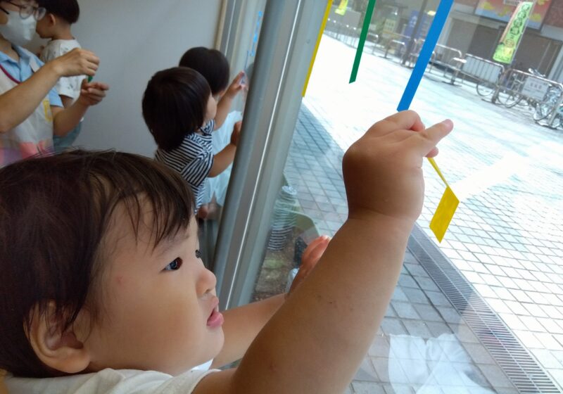 上手にぺりぺりしているよ