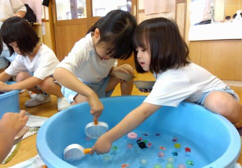 4歳児クラス　スーパーボールすくい遊び♪
