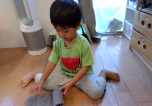 2歳児「服を畳む練習をはじめました👕👖☆」