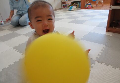 ０歳児　風船遊び