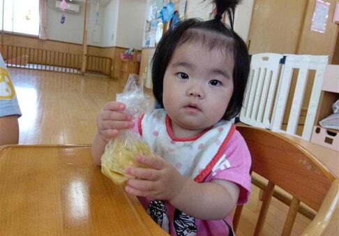 ０歳児クラス「食育：バナナアイスを作ったよ☆」