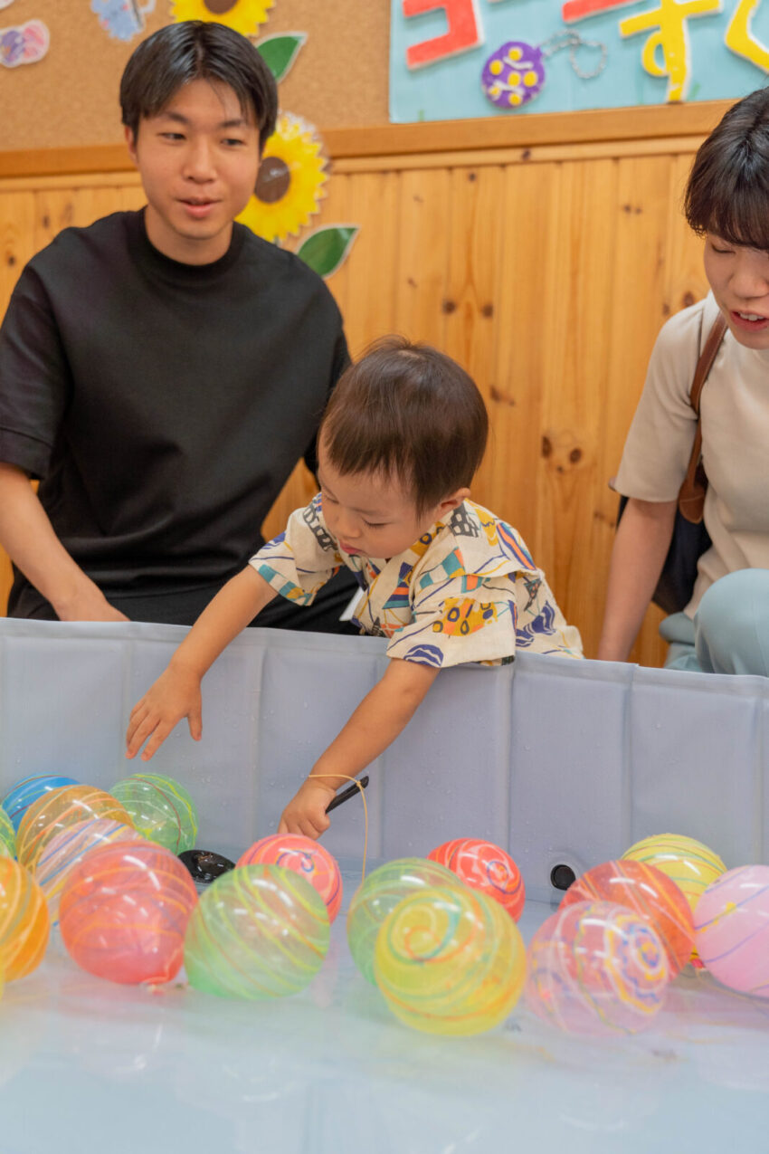 ヨーヨー釣りも掬えそうで掬えないのが楽しそうでした。
そういう時の子どもたちはとても集中しています。