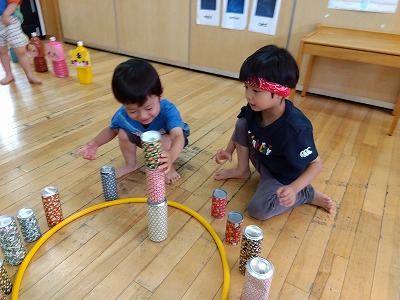 夏祭りのイベントを兼ねて、３歳児と５歳児さんが一緒に和太鼓を鳴らしてみたり、缶積みをしてみたりしました。