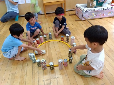缶の並べ方も、積み方もいろいろあって、お兄さんとすることで発見もあったようです。