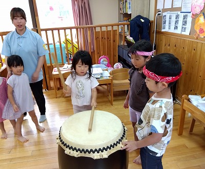 太鼓のたたき方や順番でする方法もお兄さんやお姉さんが優しく教えてくれました。
