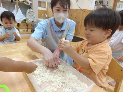１歳児　🍞パン粉粘土遊び🍞