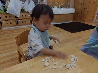 水を入れて固まって弾力が出るとモチモチする感触を楽しみながら触っていました。