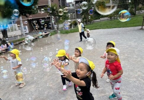 2歳児クラス　「公園で遊ぶの楽しいね♪」