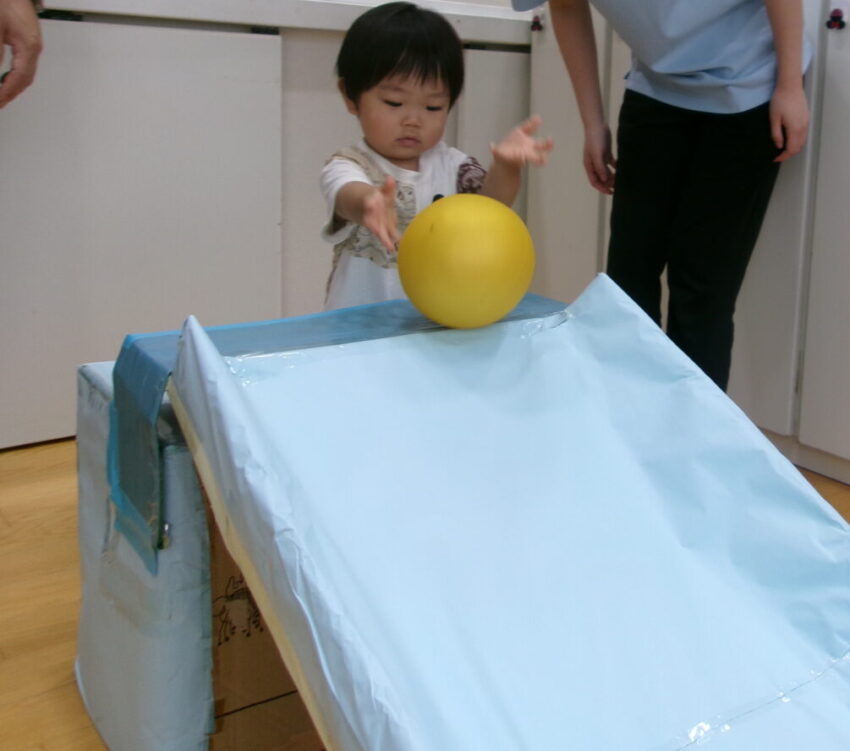 ボール、コロコロ♪
何ピン倒れたかな?