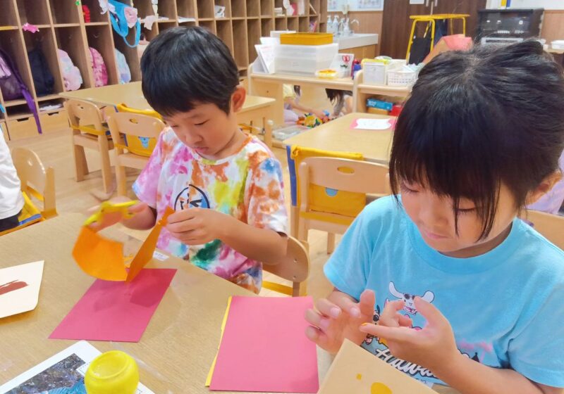 ９月の製作は「紅葉作り」自分の腕のスタンプで作った木と赤、オレンジ、黄色の画用紙を切って葉っぱの大きさを考えながら切っていました。