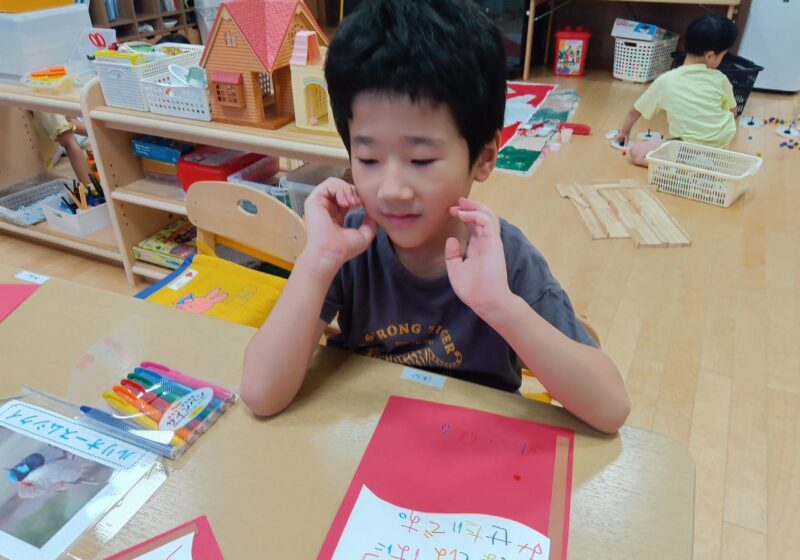 お祭りの新聞に続いて今月は運動会の抱負を書きました。文章は自分で考えた文章を下書き、清書して完成していました。