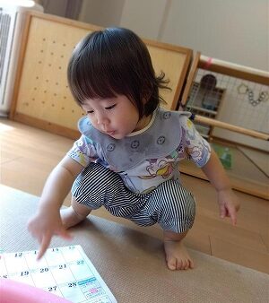 チラシ遊びをしました(0歳児）