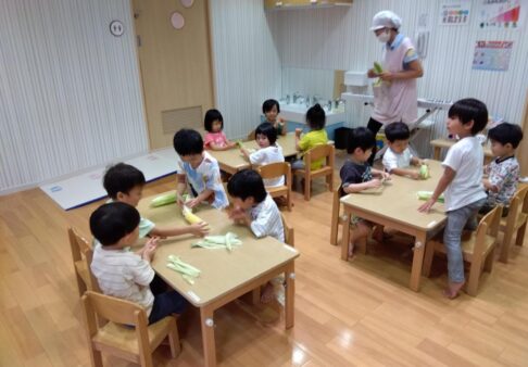 ３歳児～５歳児　とうもろこしの皮むき