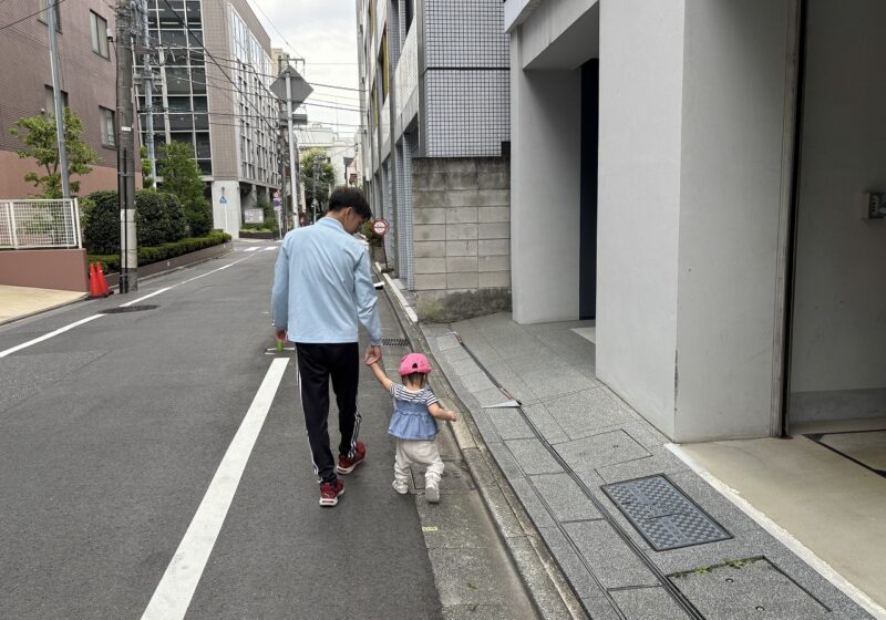 手を繋いでお散歩楽しいな～♡