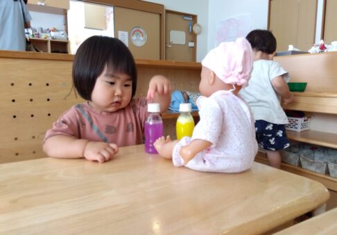 ままごとの様子～1歳児～
