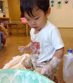 夏の室内遊びの様子（2歳児）