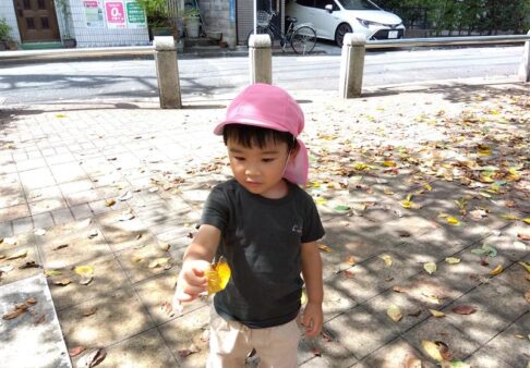 2歳児「久しぶりのお散歩🍂」