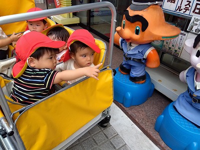 ０歳児　外の風がきもちいいね！