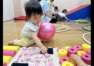 先生の手作り玩具で運動遊び