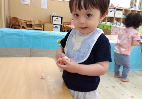 【0歳児クラス】さわってみよう！～感触遊びを楽しむ子ども達～