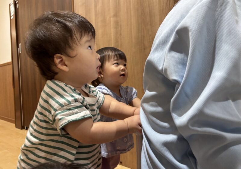 先生がコンビカーに乗っているのを押しているよ！ヨイショ、ヨイショ！
