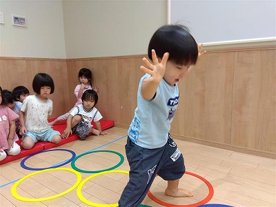 2歳児　みんなでグーパージャンプをしたよ！！