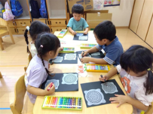 ３歳児　うさぎ組「自分のクレヨンで花火」
