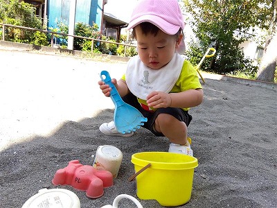 砂場遊びの様子～０歳児～