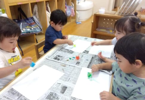 2歳児クラス　氷遊び
