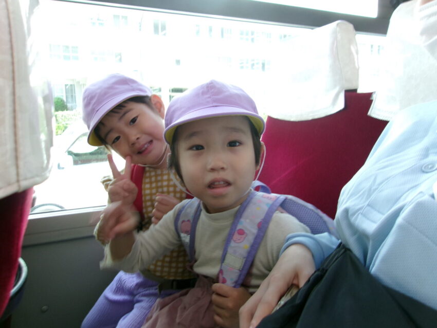 バスに乗ってしゅっぱーつ！