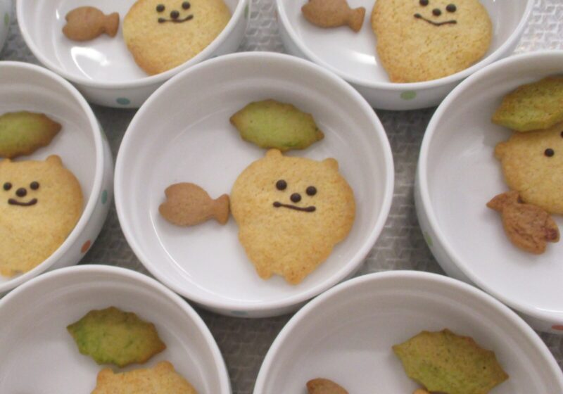 あめふりくまのこクッキーです!葉っぱの傘をかぶり、おさかなを探すくまさん。なんともかわいらしい☆