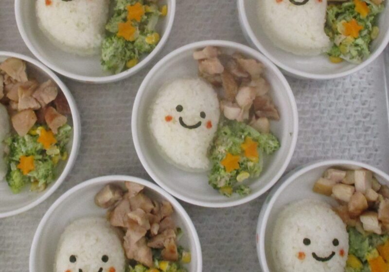 7月の誕生会の出し物では、おばけがフルーツジュースを飲みたいとやってきました!ということで、おばけのごはんです!お顔がにっこりでかわいらしく、優しいおばけでした♪