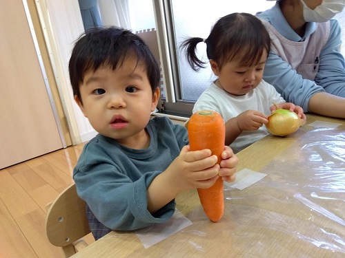 にんじんを机にコンコンして音を楽しんでいました🥕