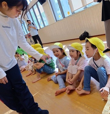 名古屋こども専門学校食育コースの学生さんと苗植え活動を行いました。
最初にスタジオで絵を使ったクイズ形式の野菜紹介や実際の種の観察を行いました🌱
