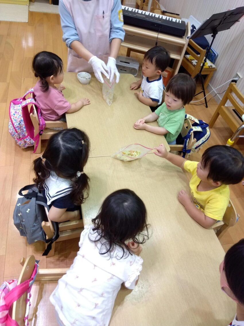 コールスロー作りを楽しみました。
まずは、キャベツやにんじんなどの野菜を見て「これはなにかな?」とクイズに挑戦!
ジップロックにいれた野菜に調味料を加えて、「おいしくな~れ!」と気持ちを込めながら、みんなでモミモミ♪
食材に触れて変化を楽しみながら、食への関心がぐんと広がったひとときでした😌